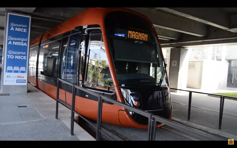 Fahrt mit der Straßenbahn T2 in Nizza