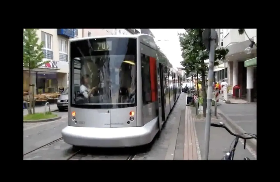 Falschparker blockiert Straßenbahn in Düsseldorf