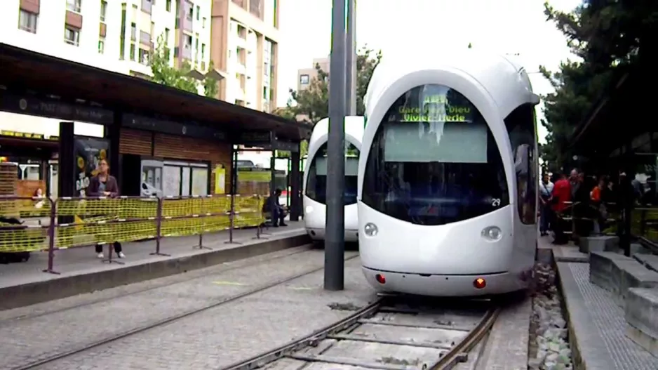 [Lyon] Citadis 302 – Kalifornische Weiche an der Straßenbahn T1 am Gare Part-Dieu