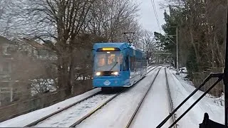 Nockebybanan-Taxifahrt von Nockeby nach Alvik – Blick aus der Sicht des Fahrers auf die Stockholmer Straßenbahnlinie 12