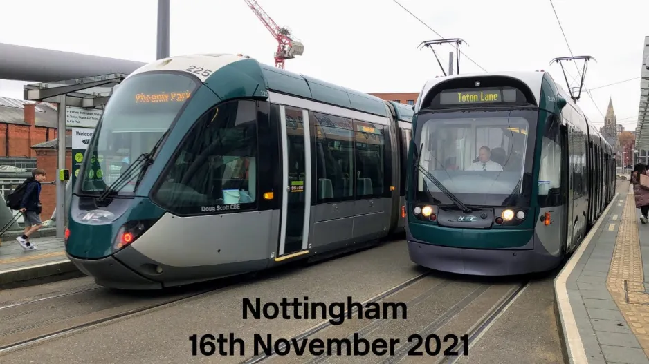 Straßenbahnen am Bahnhof Nottingham (2021)
