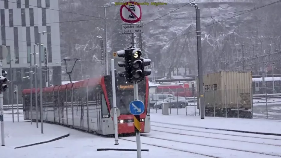 Straßenbahnen in Bergen, Norwegen während eines Schneesturms 2018